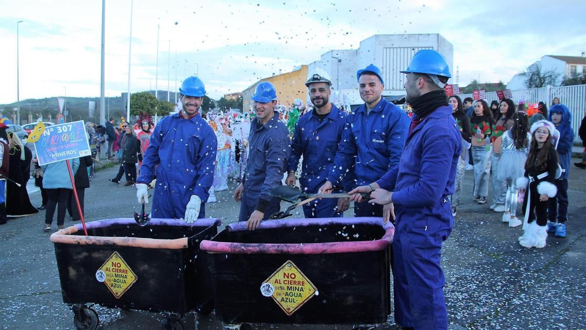 El pregonero, Agustín Vila y su grupo de carnaval en el desfile de 2025