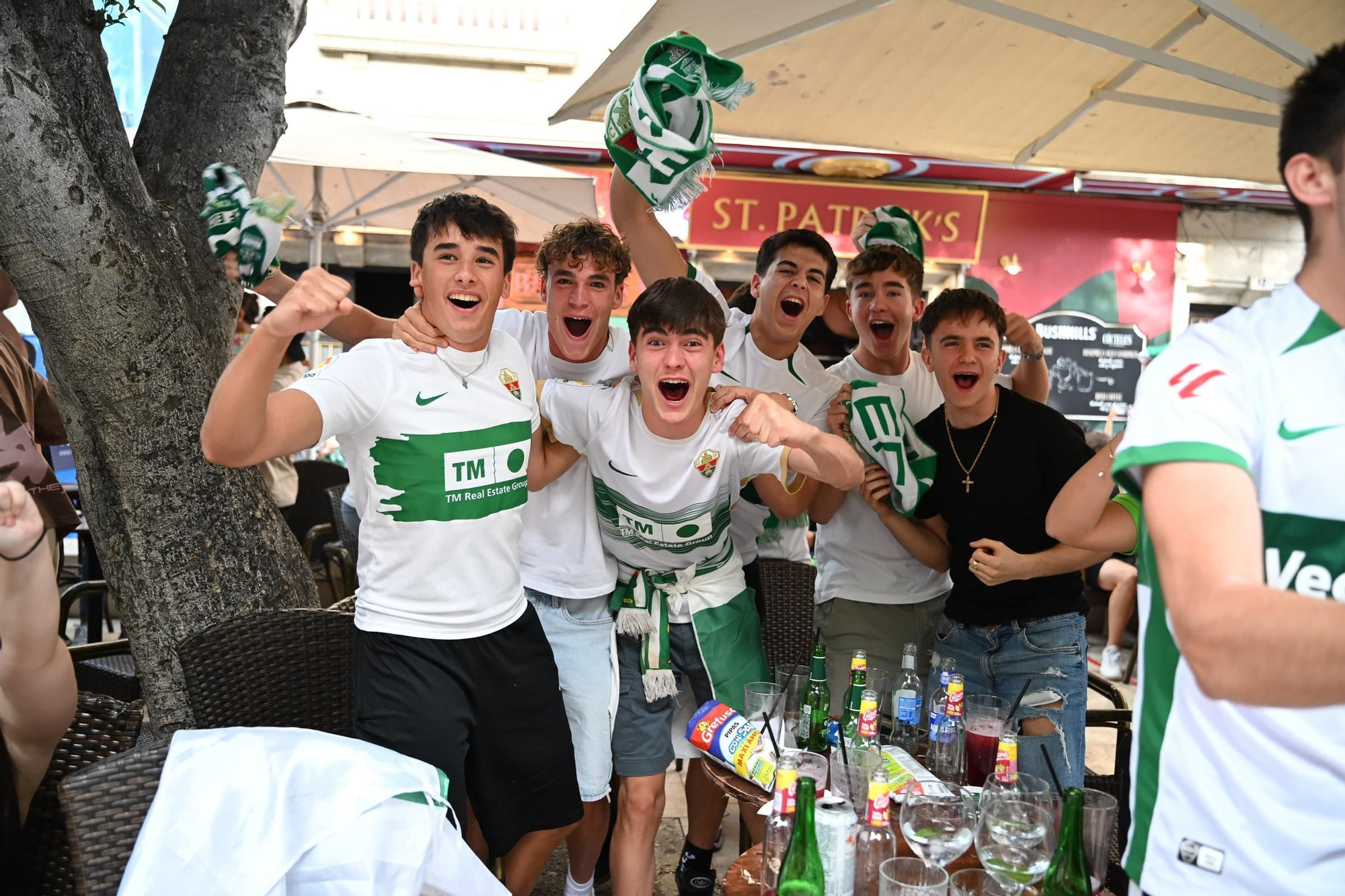 Terrazas llenas y nervios a flor de piel en el centro de Elche para ver el partido