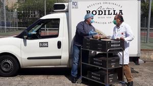 Rodilla repartió 8000 torrijas entre las residencias de ancianos de la Comunidad de Madrid en la semana santa durante el confinamiento.