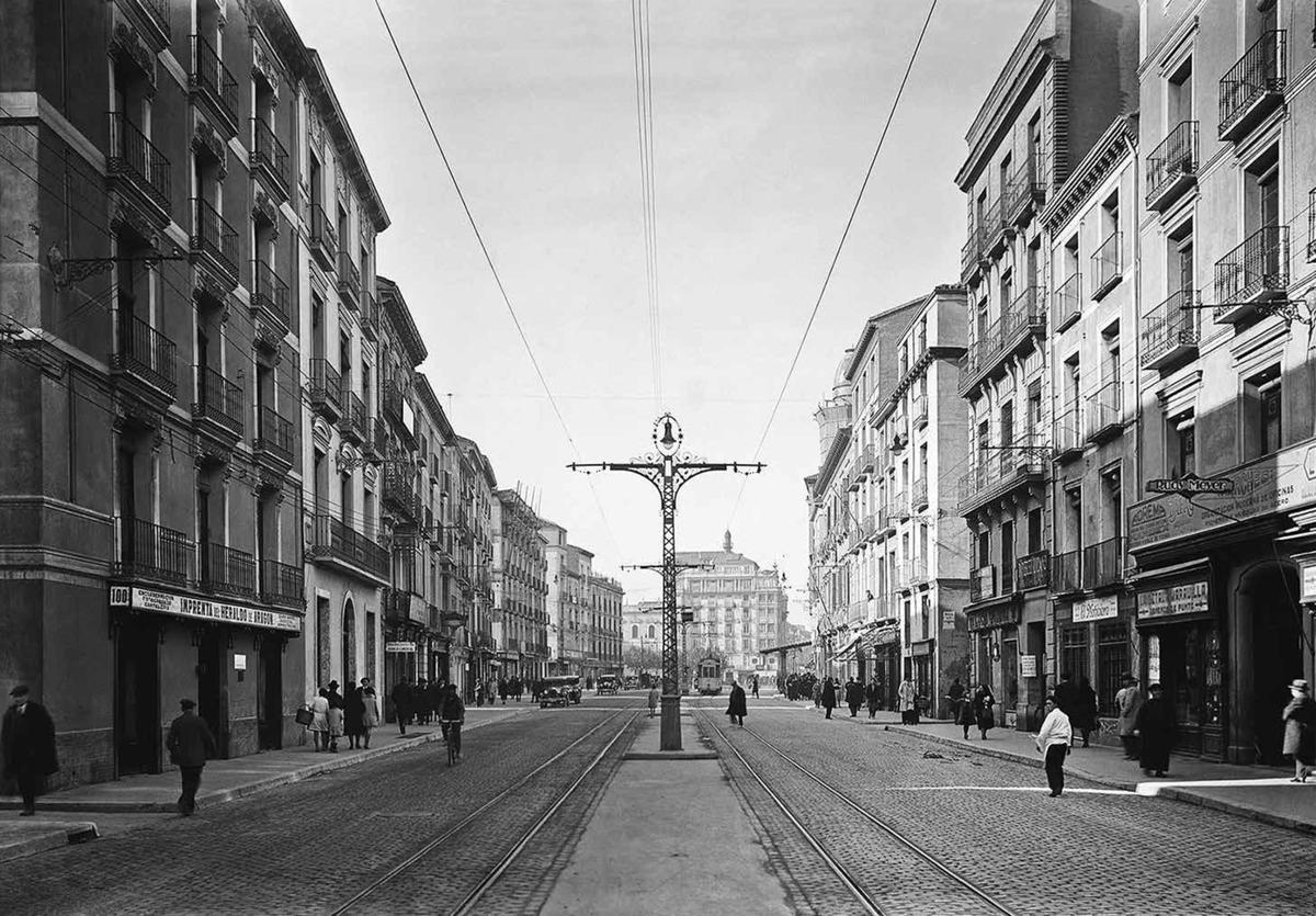 Aspecto del Coso en 1929 atravesado por las vías del tranvía.