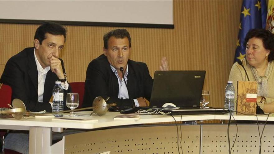 Salvador Vaquero presenta en Cáceres su último libro &#039;Hombres sin fronteras&#039;