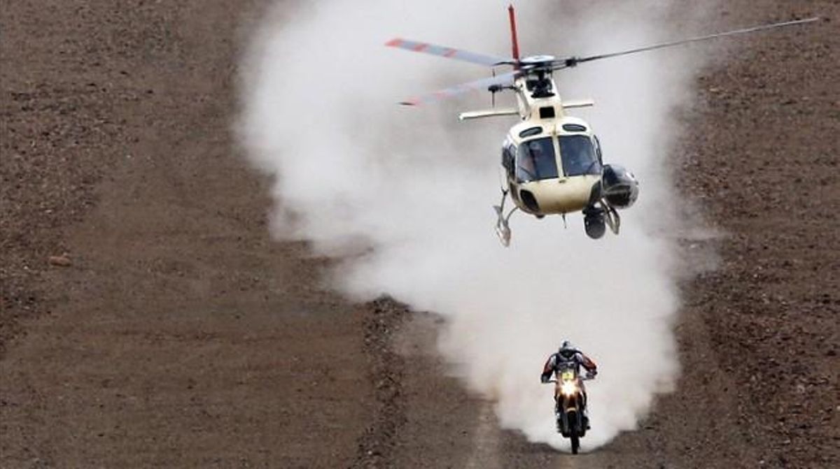 El pilot Marc Coma condueix la seva KTM durant la 12a etapa del Ral·li Dakar.