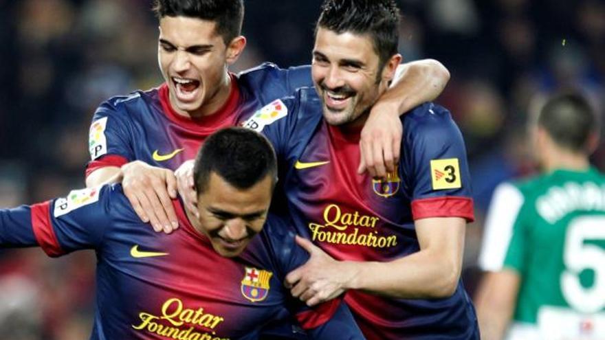 Marc Bartra, David Villa i Alexis Sánchez celebrant un dels dos gols del davanter xilè ahir al Camp Nou.