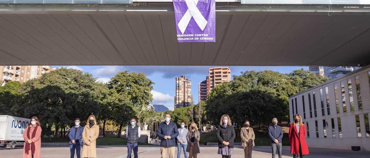 Concejales del Ayuntamiento frente a la pancarta del 25N.