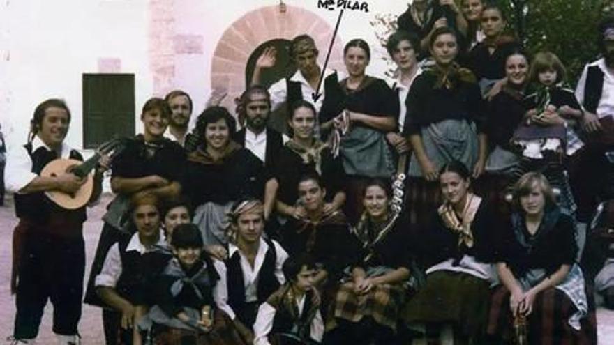 desde 1940 Les Camaraes han transmitido los bailes típicos de Vinaròs.Baile en la calle f levante-emv Foto de grupo durante los primeros años del ente f Levante-EMV Unos niños en plena actuación f Levante-EMV El grupo en 1969 f Levante-EMV Actuación en 1981. f Levante-EMV