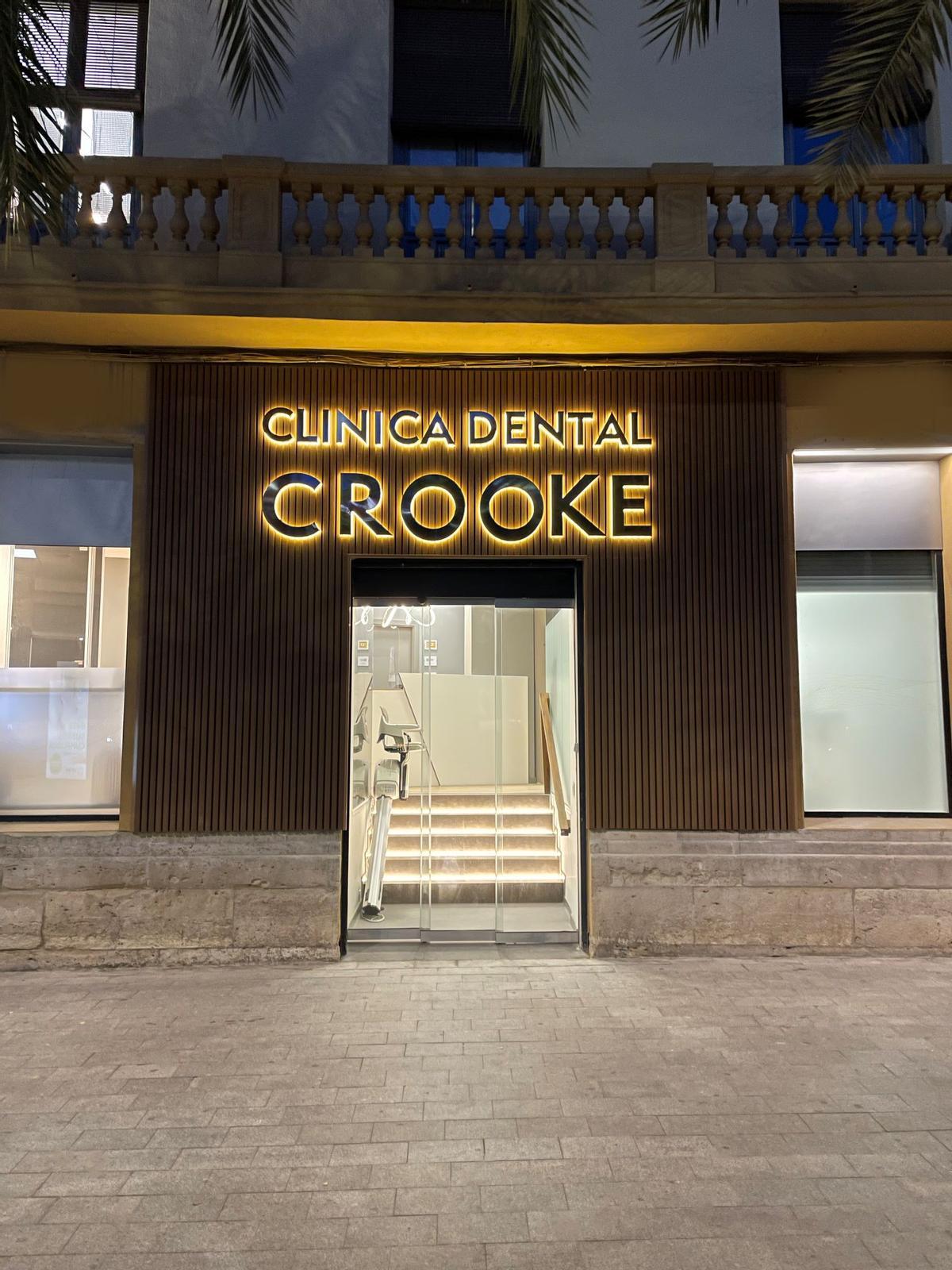 La clínica se ubica en  una zona privilegiada de Alicante, la céntrica Plaza de los Luceros.