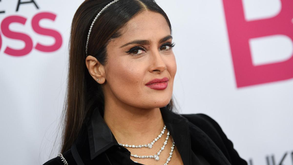 Salma Hayek dice adiós a las diademas con esta fina cinta brillante