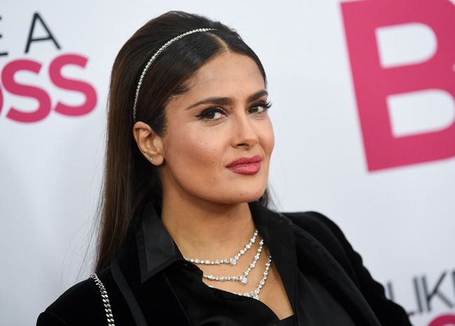 Si cansada de las diademas joya, turbantes y horquillas, el complemento que buscas es la fina cinta para el pelo que ha llevado Salma Hayek - Woman