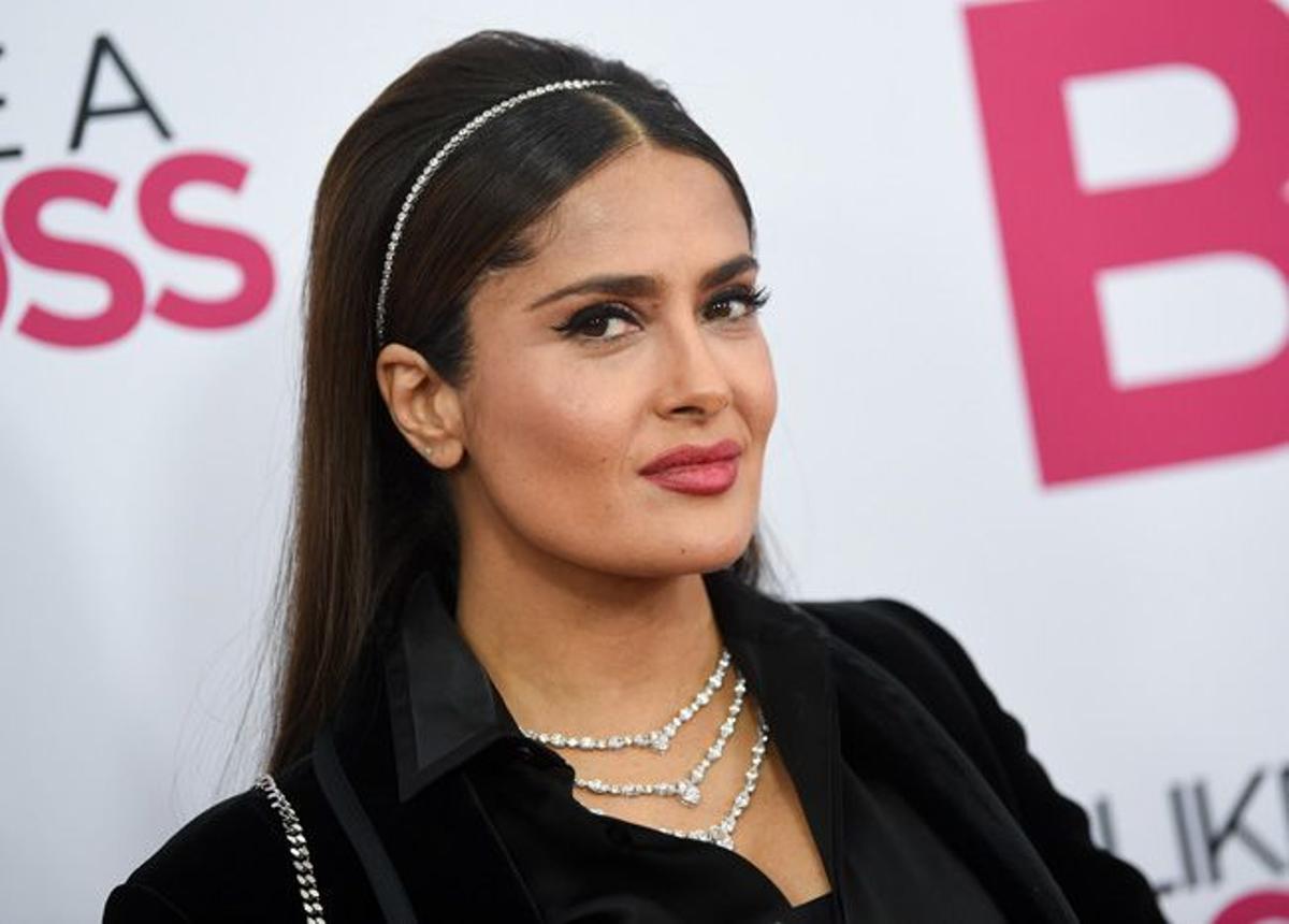 Salma Hayek dice adiós a las diademas con esta fina cinta brillante