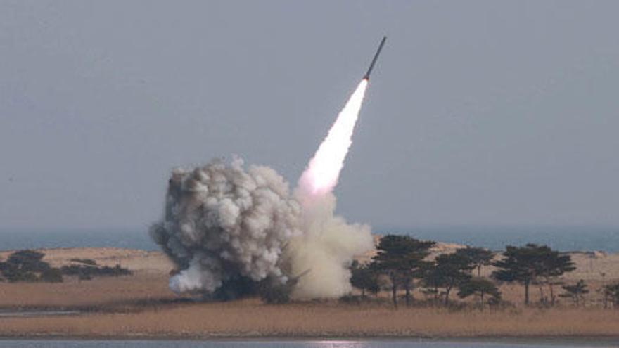 Corea del Norte lanza un misil antiaéreo al mar de Japón