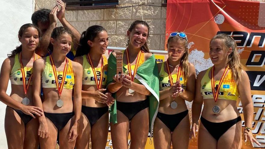 Hito del Club Voleibol Cangas de Onís, que logró la medalla de plata en el Campeonato de España infantil de voley playa