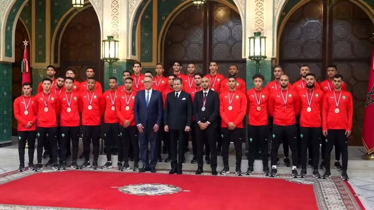 La Selección de Marruecos con el Príncipe Mawlay, tras la final de la Copa África
