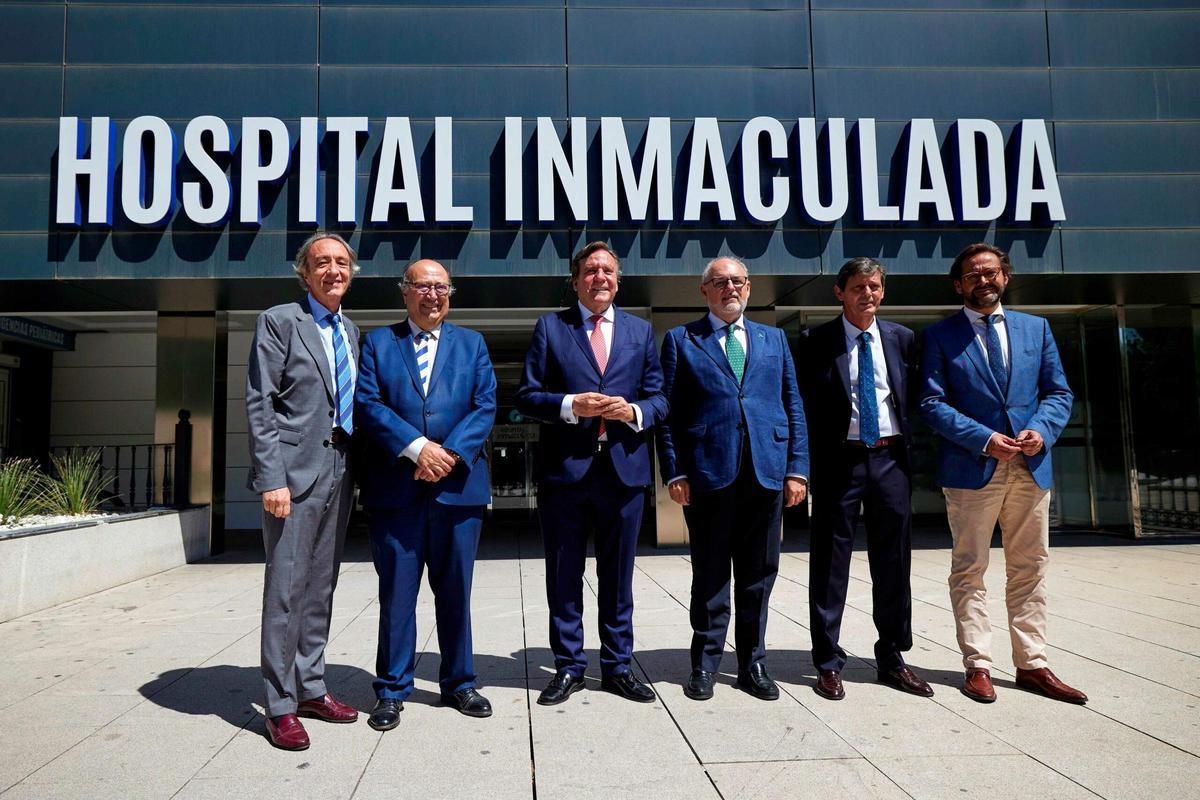 El exviceconsejero de Salud, Miguel Ángel Guzmán, posa con el equipo del Hospital Universitario El Ángel de Granada y directivos de HLA en junio de 2023.