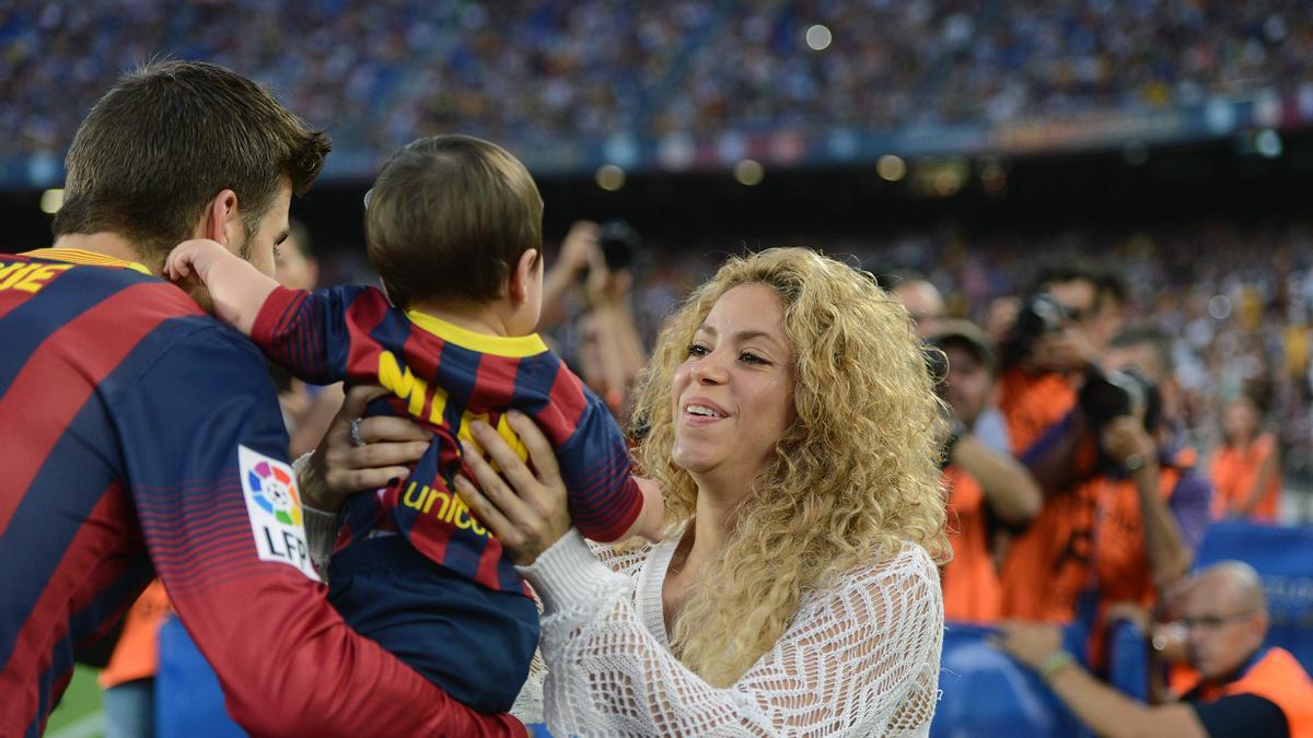 Pique devuelve a su hijo a su mujer la cantante Shakira antes de un partido.