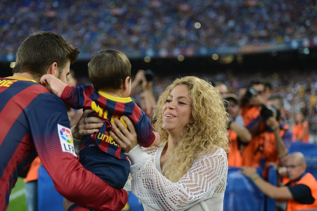 Barcelona 114.09.2013 Partido de liga entre el FC Barcelona y el Sevilla . En la foto, Pique devuelve a su hijo a su mujer la cantante Shakira antes del partido . Fotografia de Jordi Cotrina