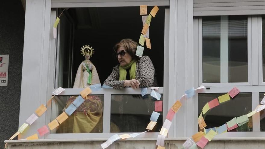 Vecinos de Elche aplaudieron y colocaron papelinas de colores en los balcones para rendir homenaje a la Virgen de la Asunción y el Cristo Resucitado durante el Domingo de Resurreción.