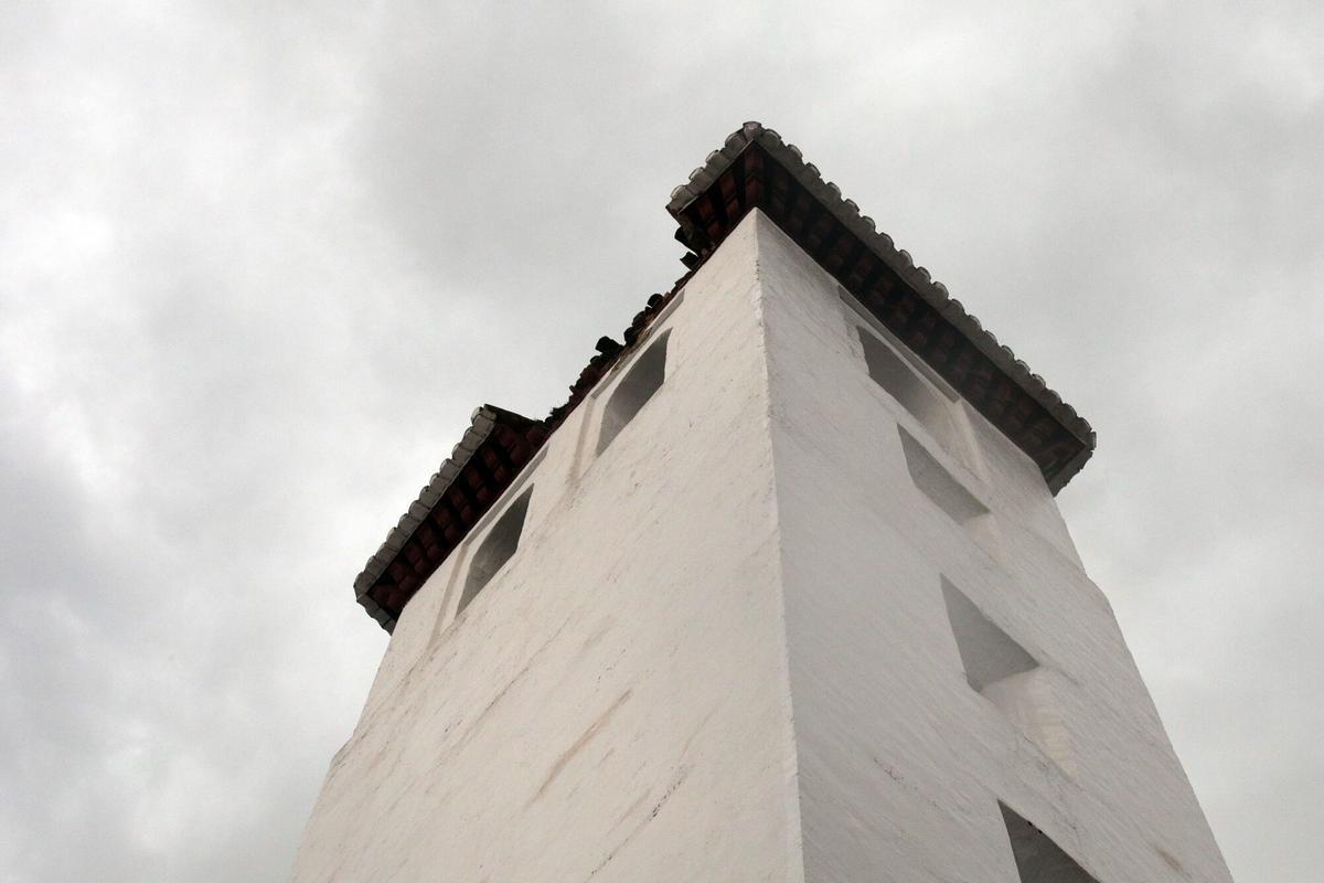 Destrozos en la tejado de la torre de la Iglesia de San Miguel el Bajo, en el Albaicín. Destrozos en la tejado de la torre de la Iglesia de San Miguel el Bajo, en el Albaicín.