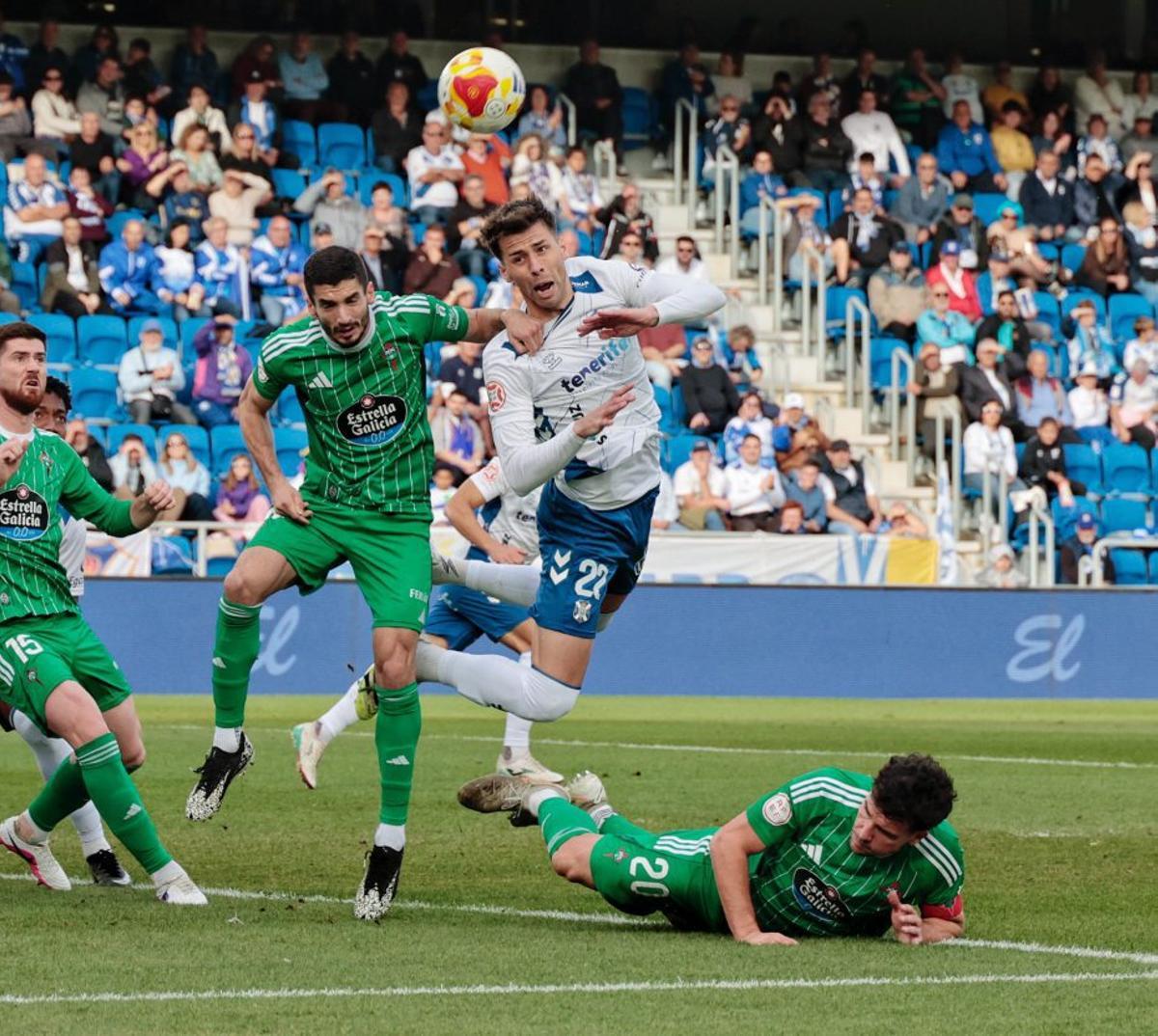 Gastón Valles intenta un remate.