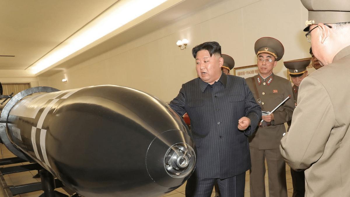 El líder norcoreano, examinando un arma nuclear
