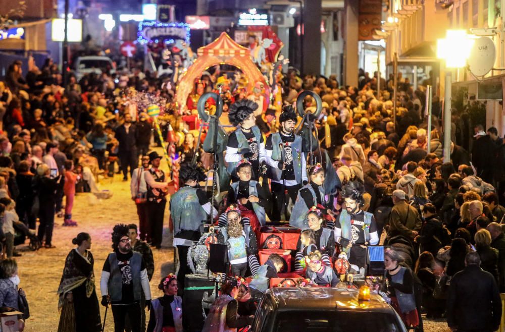 Más de medio centenar de carrozas participan en un multitudinario desfile que recorrió las calles del centro de Benidorm.