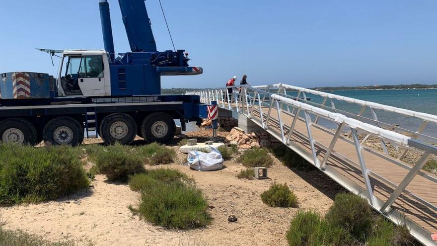 El Consell de Formentera ordena retirar la impactante pasarela instalada en s’Estany des Peix