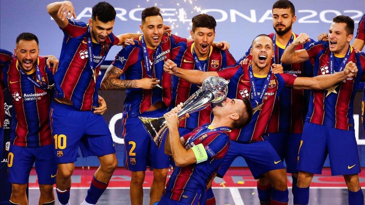 Sergio Lozano, levantando la tercera Champions del Barça de fútbol sala