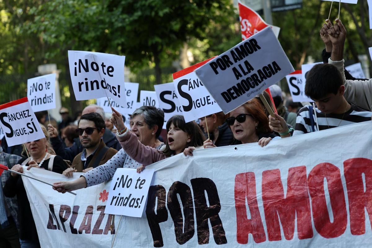 Decenas de personas durante una manifestación en apoyo a Pedro Sánchez, hoy 28 de abril de 2024, en Madrid. La manifestación se ha convocado bajo el lema ‘Sus chantajes, sus bulos y su mafia no pueden contra la democracia y contra el pueblo’G
