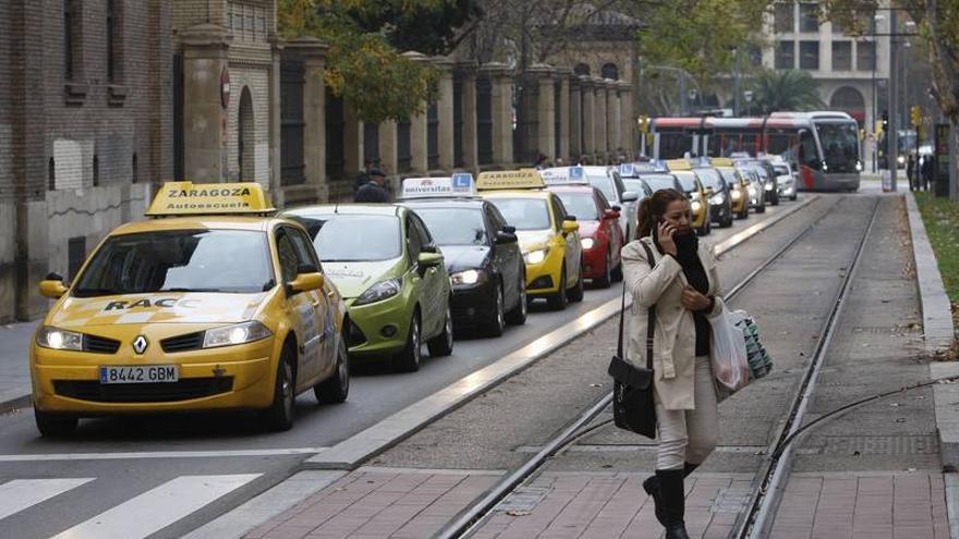 Las autoescuelas toman la calle ante la falta de examinadores