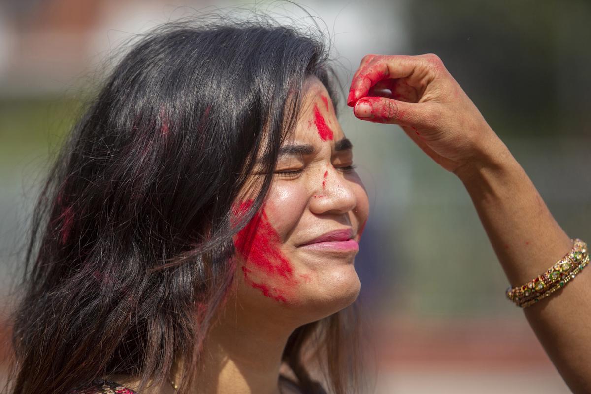 Celebración del Holi en el templo nacional Dhakeshwari, en Dhaka, Bangladesh