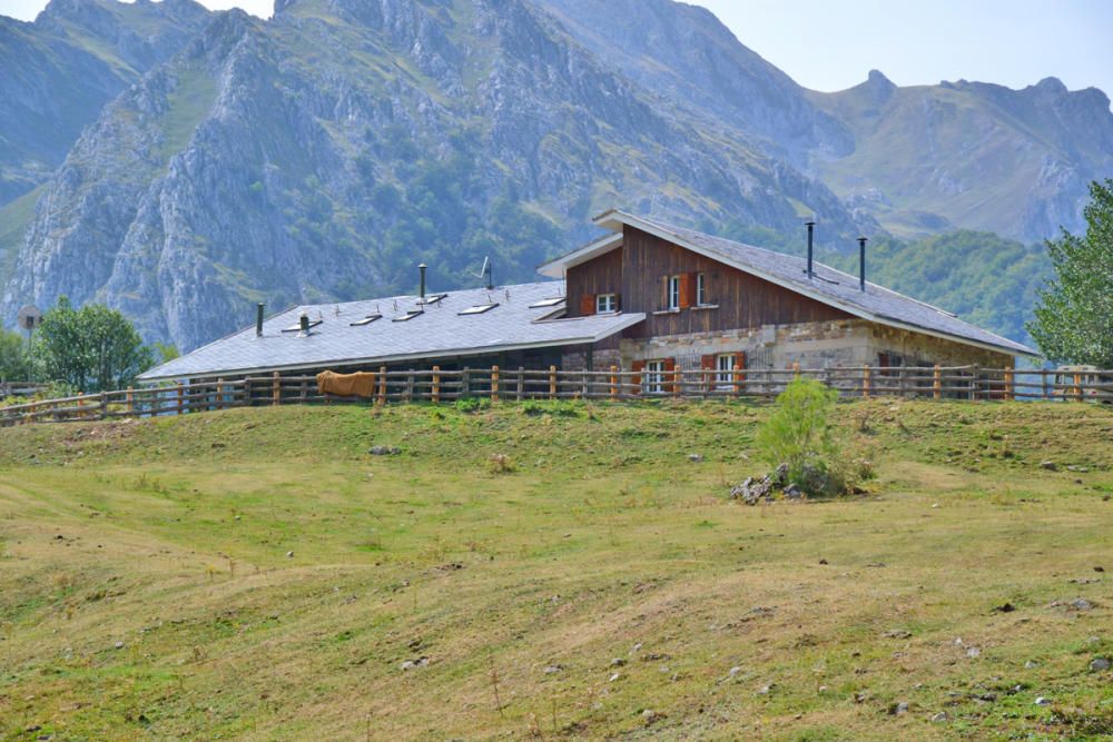 José Manuel Prado enseña el refugio de montaña de Brañagallones