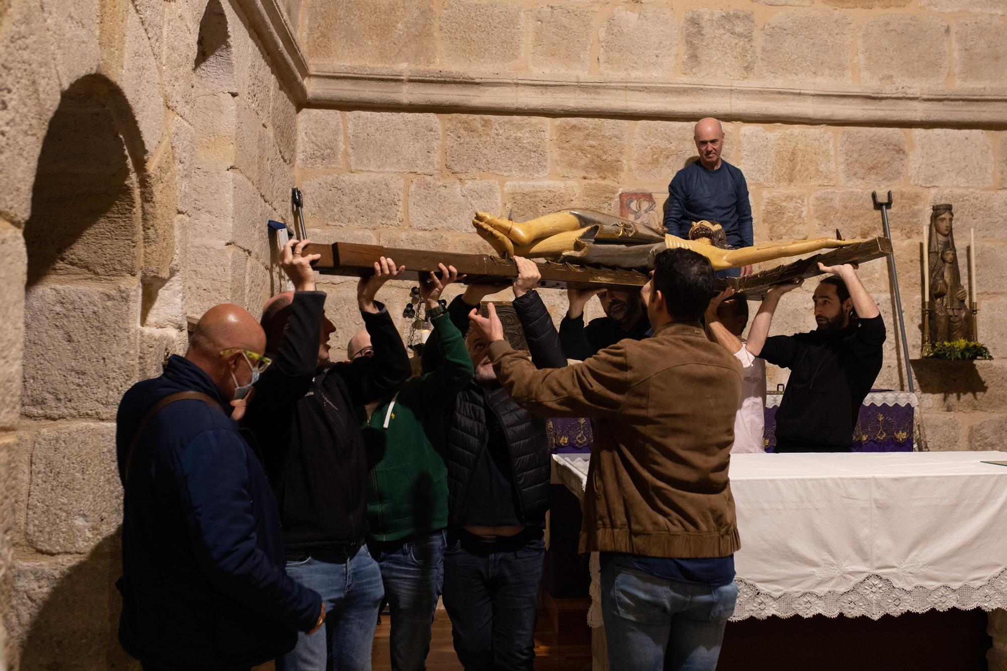 La Hermandad Penitencial del Espíritu Santo baja el Cristo para el besapiés