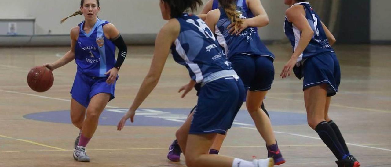 Una acción del partido entre el Avilés Basket y el Grupo Tirso.