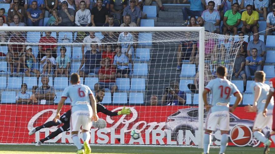 La Real anota de penalti el gol del triunfo en Balaídos. // José Lores