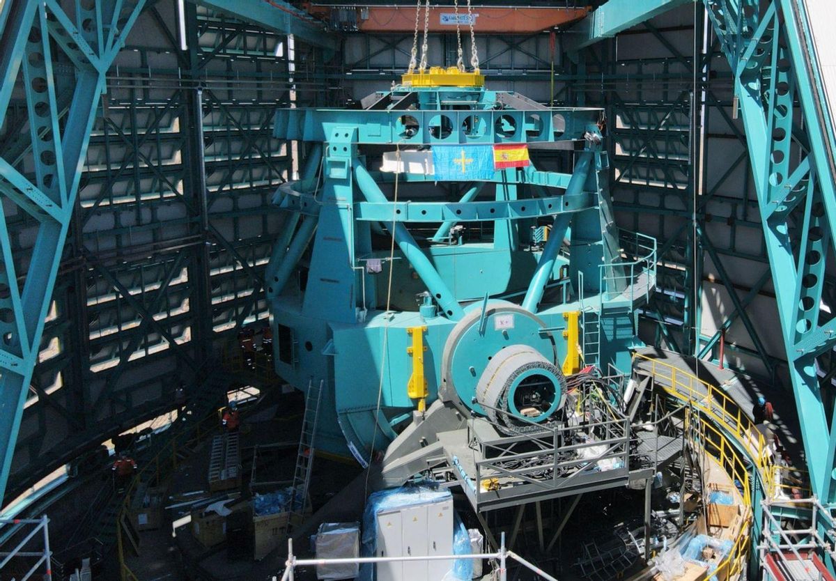 Imagen de una de las piezas, con las banderas de Asturias y de España, que se tuvieron que introducir por la cúpula de la estación astronómica.