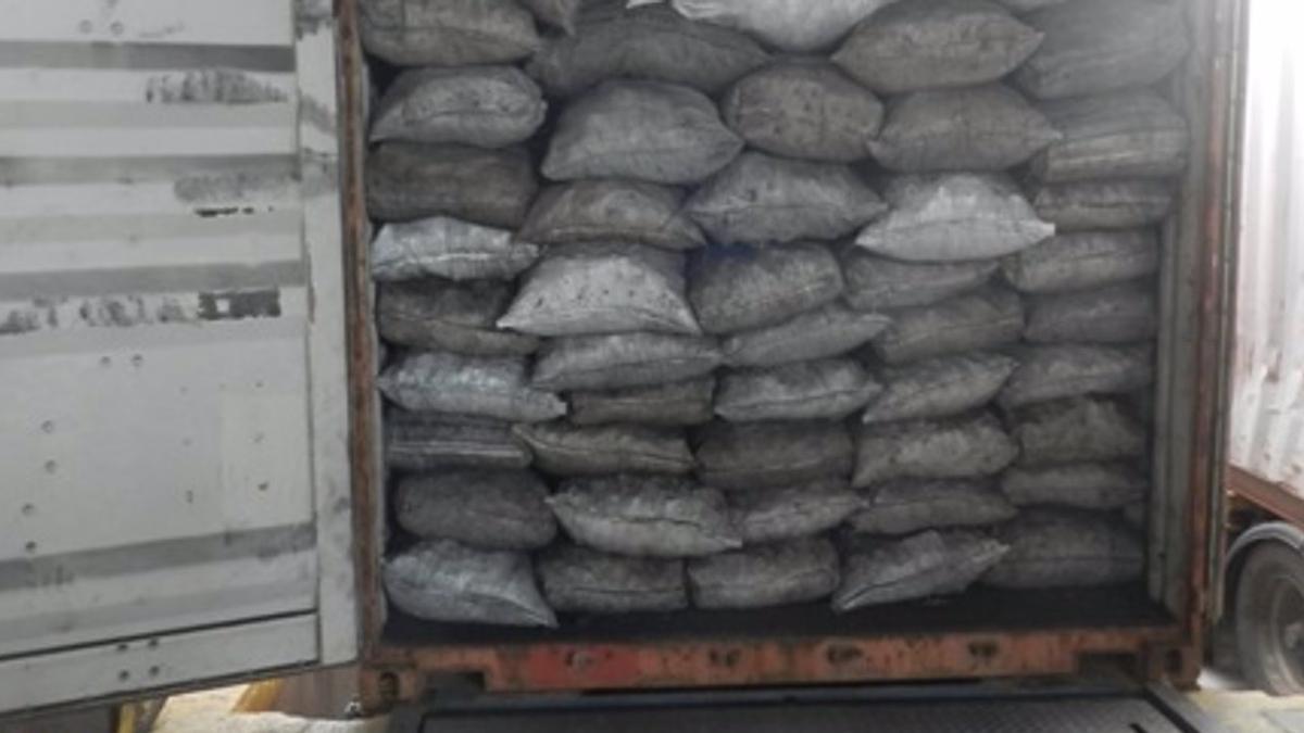 Un contenedor cargado de fardos de cocaína.
