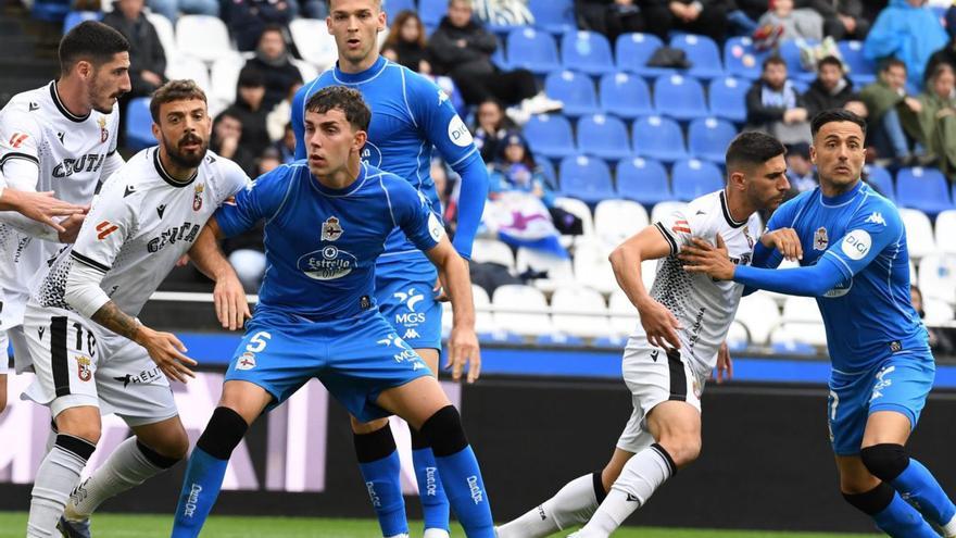 Dani Barcia, agachado en el centro, junto a Arnau Comas y Cristian Herrera ante el Ceuta.  | |  C. PARDELLAS