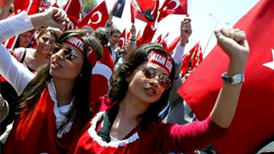 Más de 700.000 turcos salen a la calle para reclamar un Gobierno laico