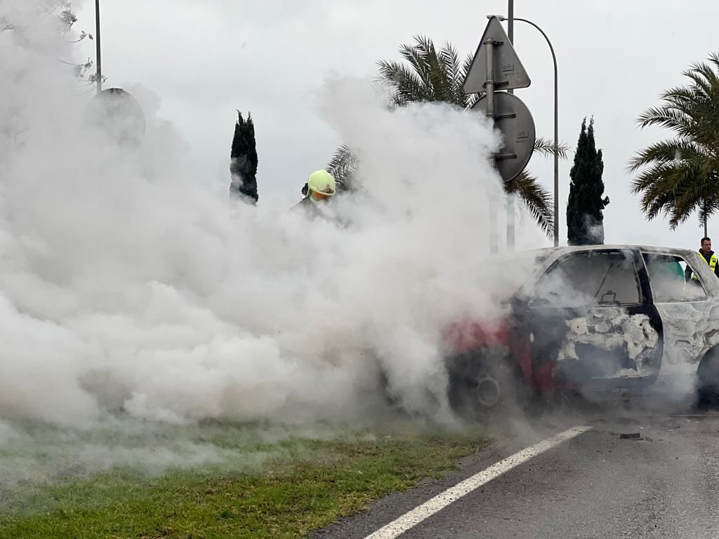 Un coche se pega fuego en la rampa del parking del aeropuerto de Palma