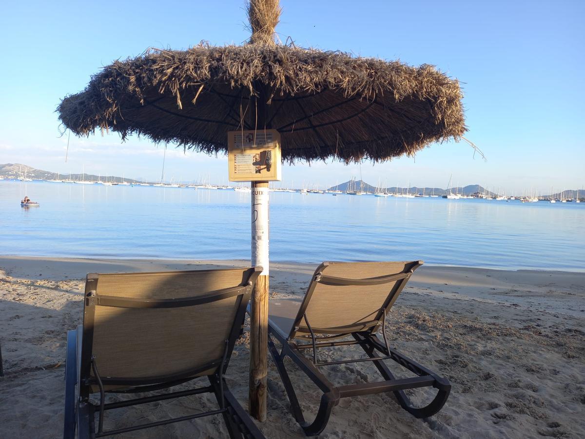Liegen an der Platja Albercuix in Port de Pollença.