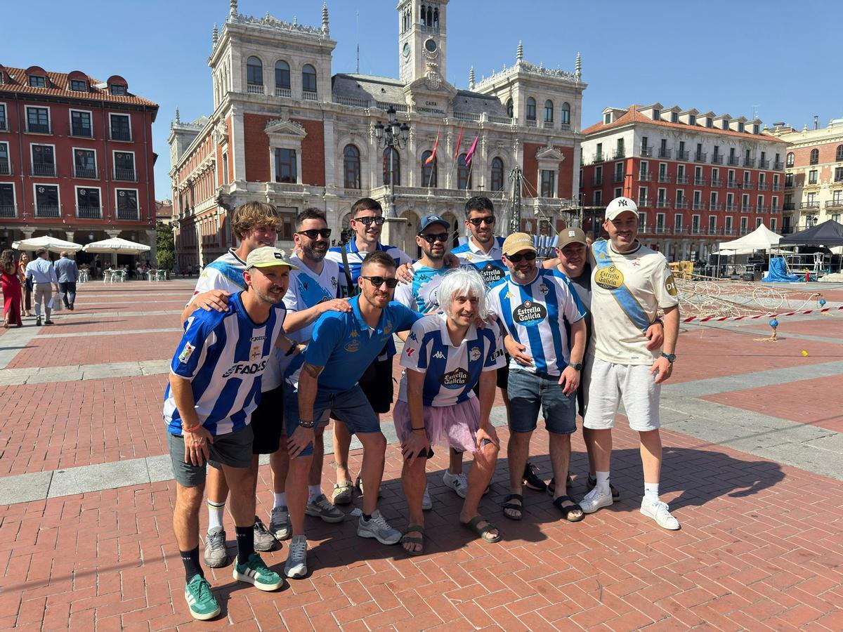 Noel Pampín, con sus amigos de despedida de soltero, en la plaza Mayor de Valladolid, este sábado.