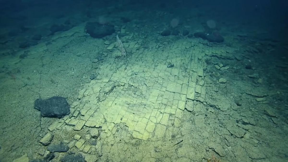 Imagen del 'camino de ladrillos amarillos' hallado en el fondo del mar