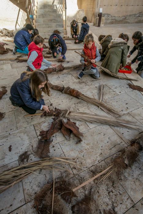 La Asociación de Palmereros y el Museo Arqueológico llevan a cabo talleres con niños para que aprendan a realizar las tradicionales antorchas