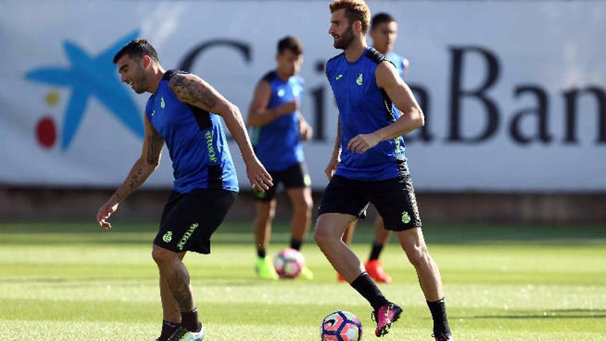 José Antonio Reyes (i), junto a Leo Baptistao (d) en un entrenamiento.