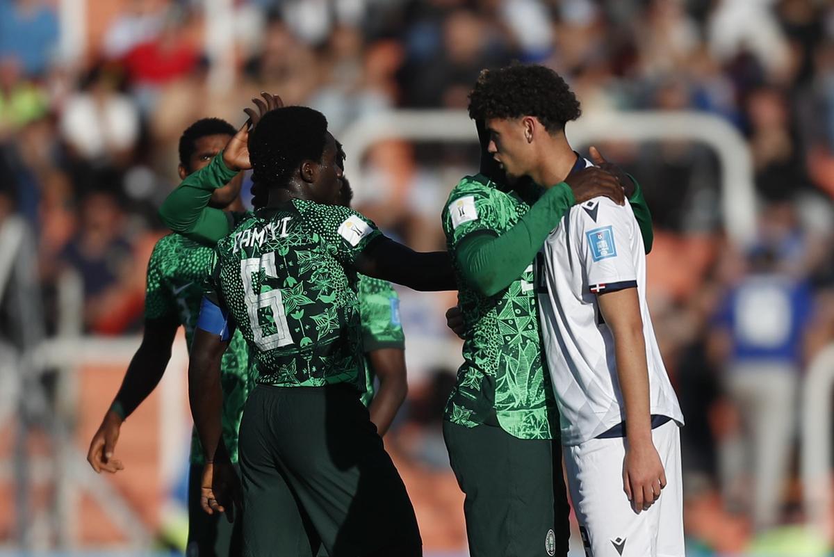 Daniel Bameyi, internacional con Nigeria sub-20, saluda a un jugador de la República Dominicana en el Mundial.