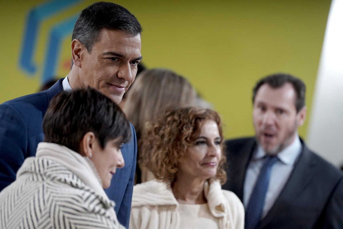 Pedro Sánchez junto a María Jesús Montero e Isabel Rodríguez.