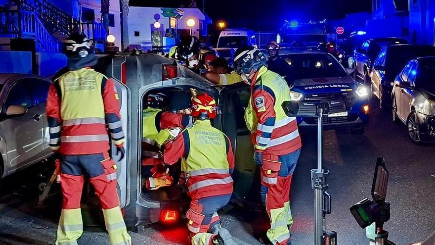 Aparatoso accidente en Lanzarote: los bomberos rescatan a tres personas de un vehículo volcado