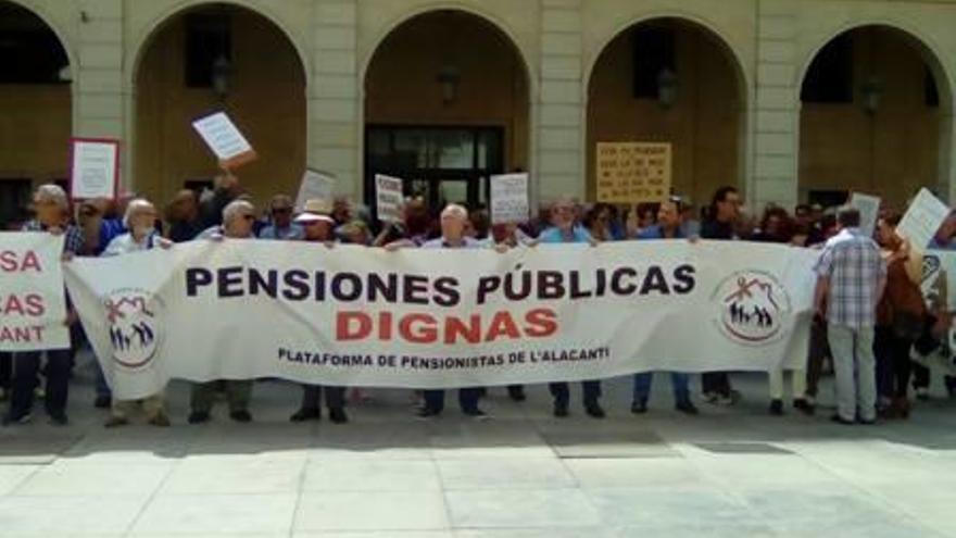 Grupo de pensionistas, ayer, en la protesta de Alicante.