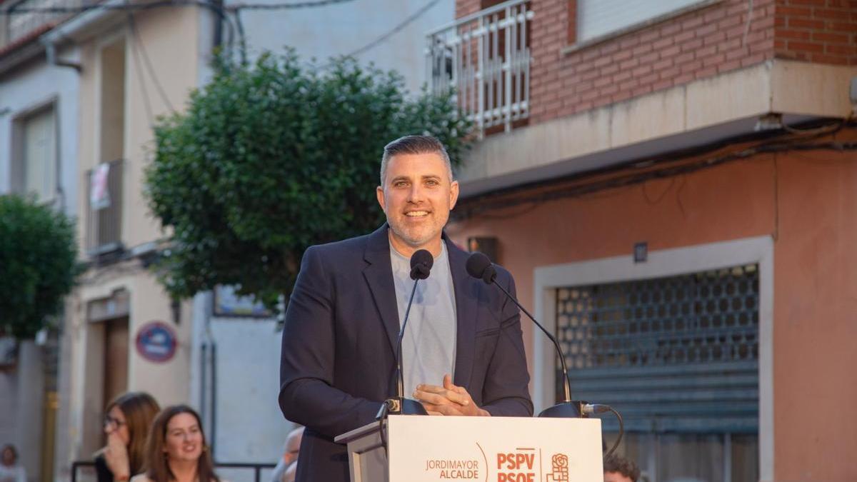 Jordi Mayor, en un mitin de campaña, en el barrio de El Raval de Cullera.