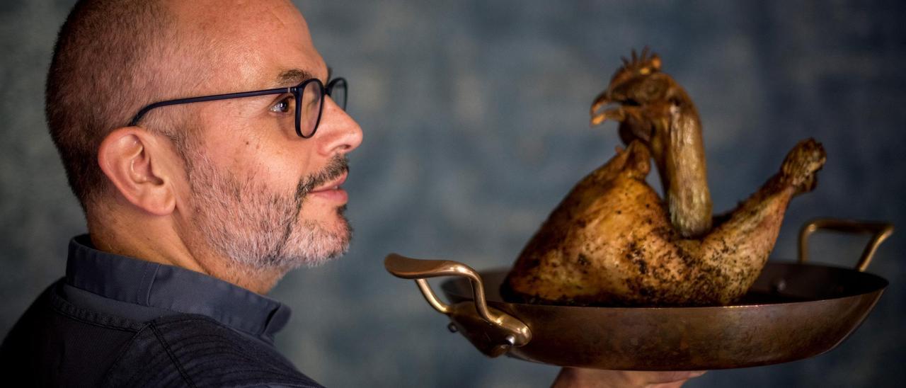 Jordi Vilà, con una especialidad de Al Kostat: el pollo cubista.