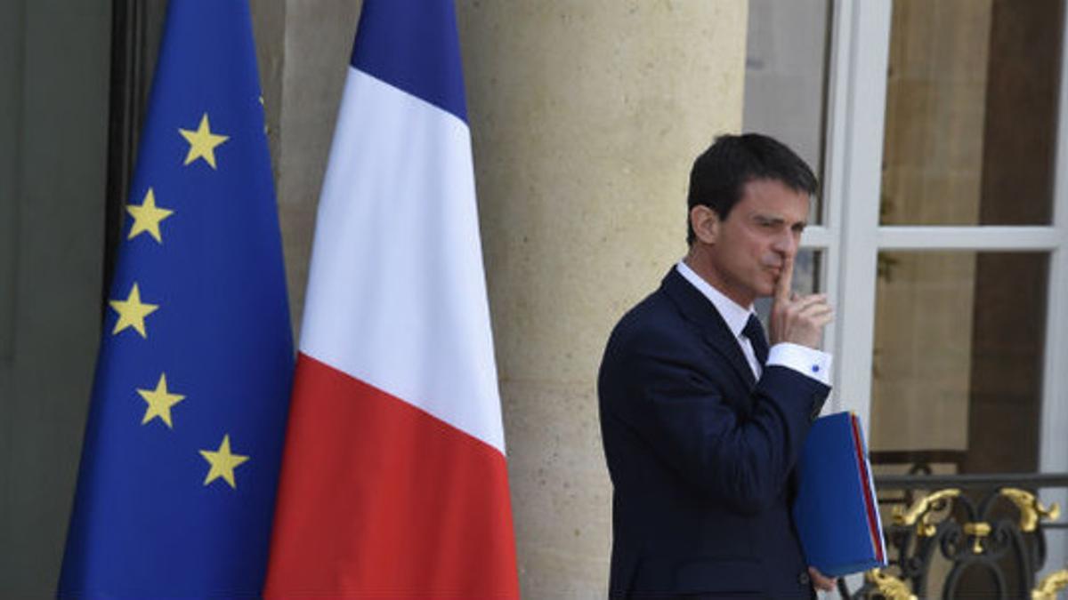 El primer ministro Manuel Valls sale del Elíseo, este miércoles.